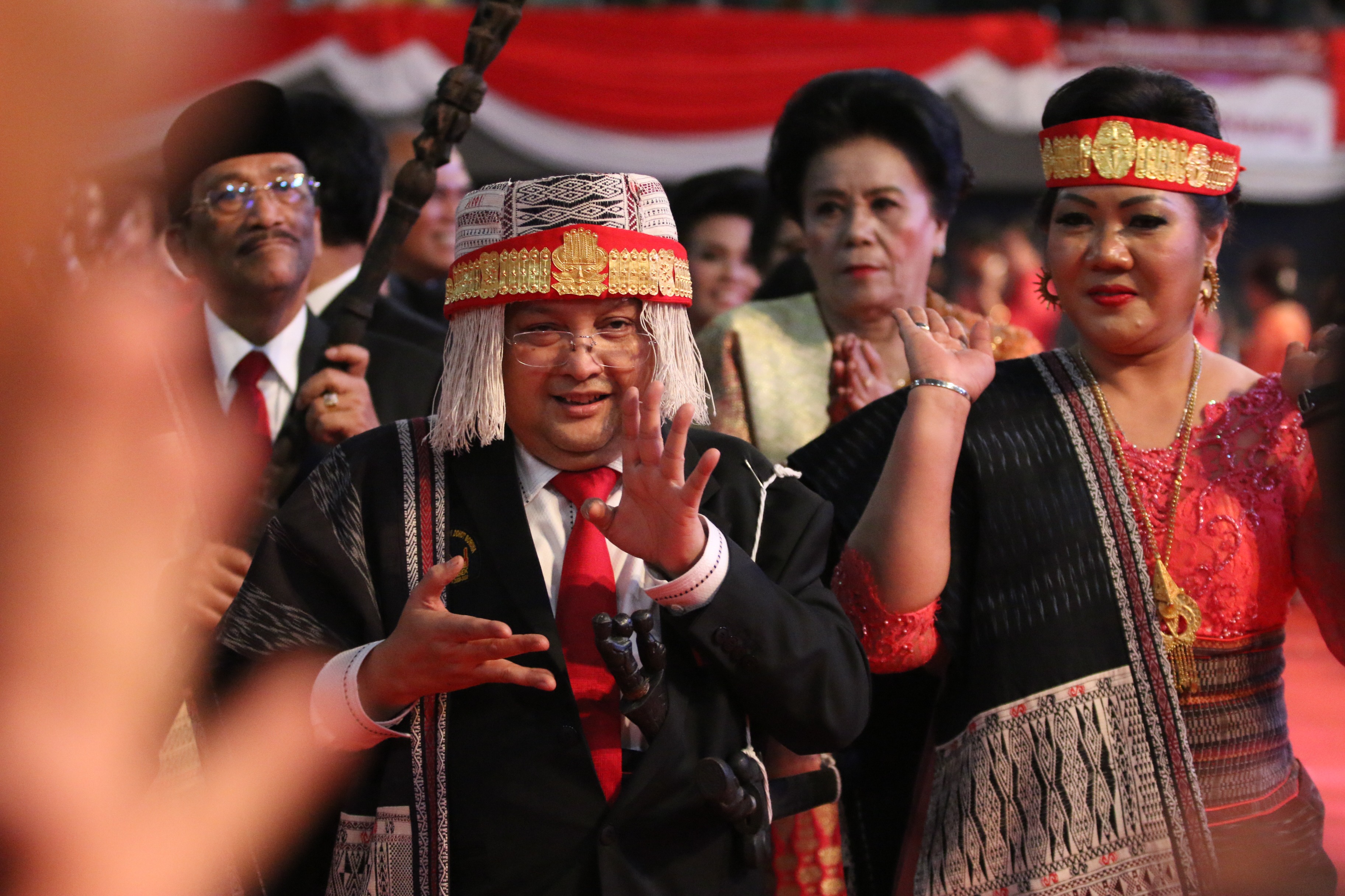 Xotin xojayinga minatka beradi